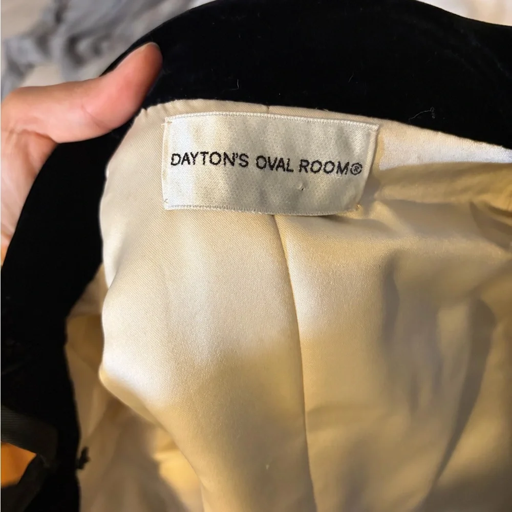 Elegant Black Velvet Women's Coat - Picture 2 of 12